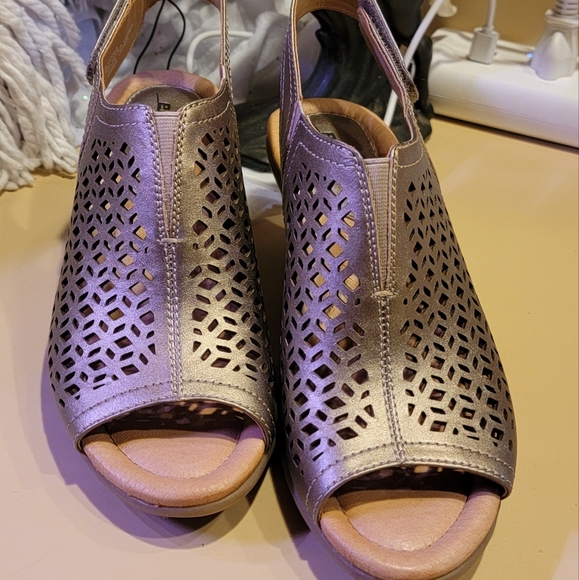 Earth Shoes - Earth Sz7B Platinum heeled sandals. NWOT